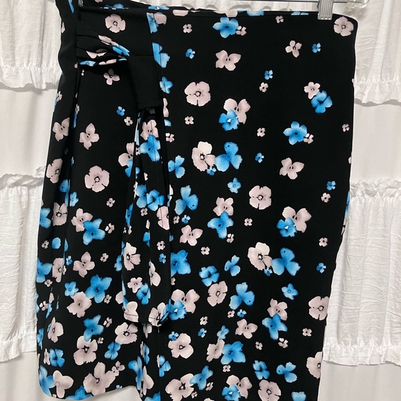 ANN MILLER wrap SKIRT size MED.- BLACK W/ FLOWERS. - Picture 6 of 7